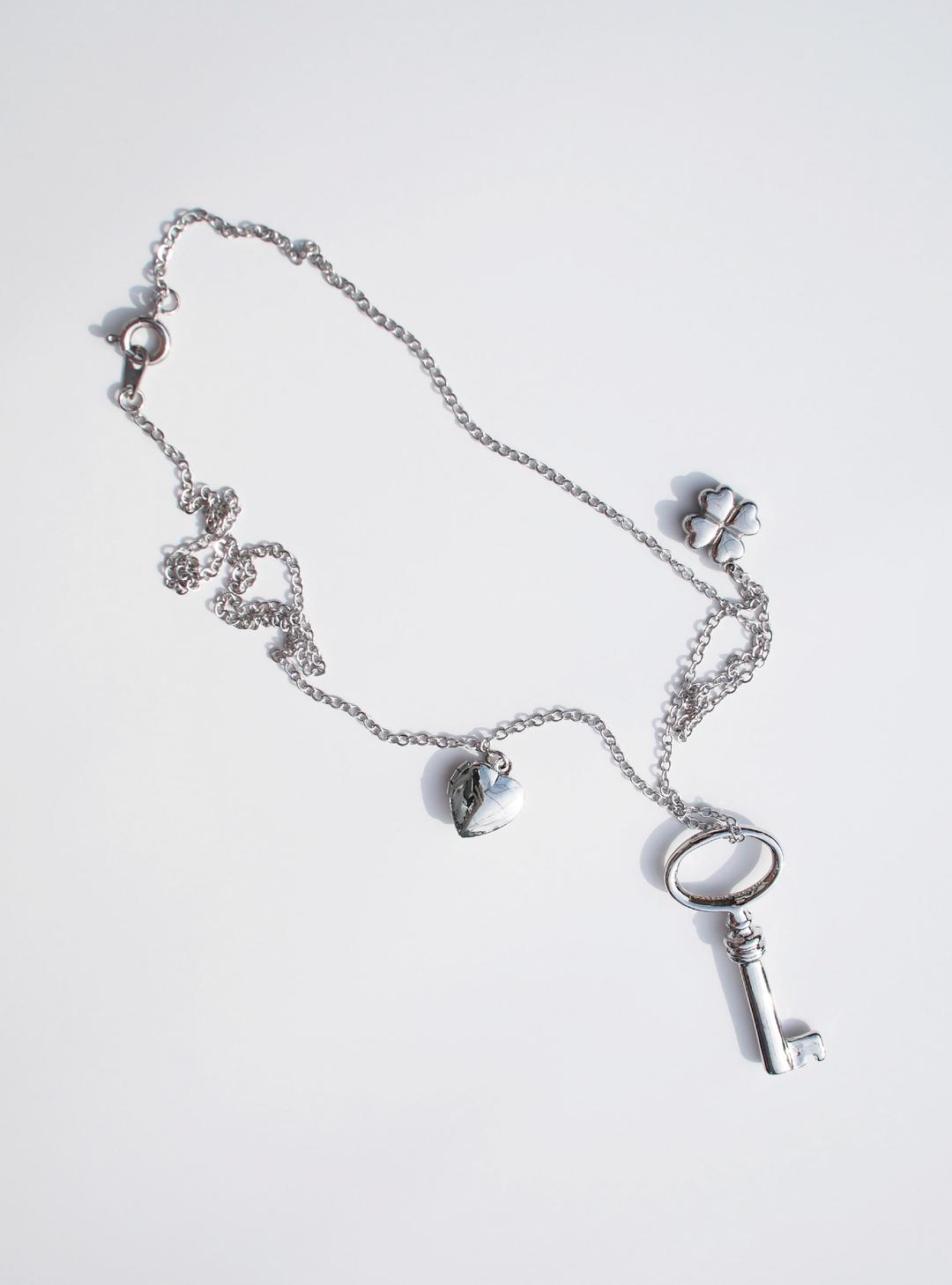 Inodore / luckey necklace