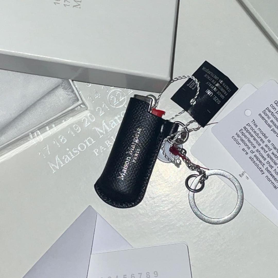마르지엘라 로고 프린트 라이터 키링