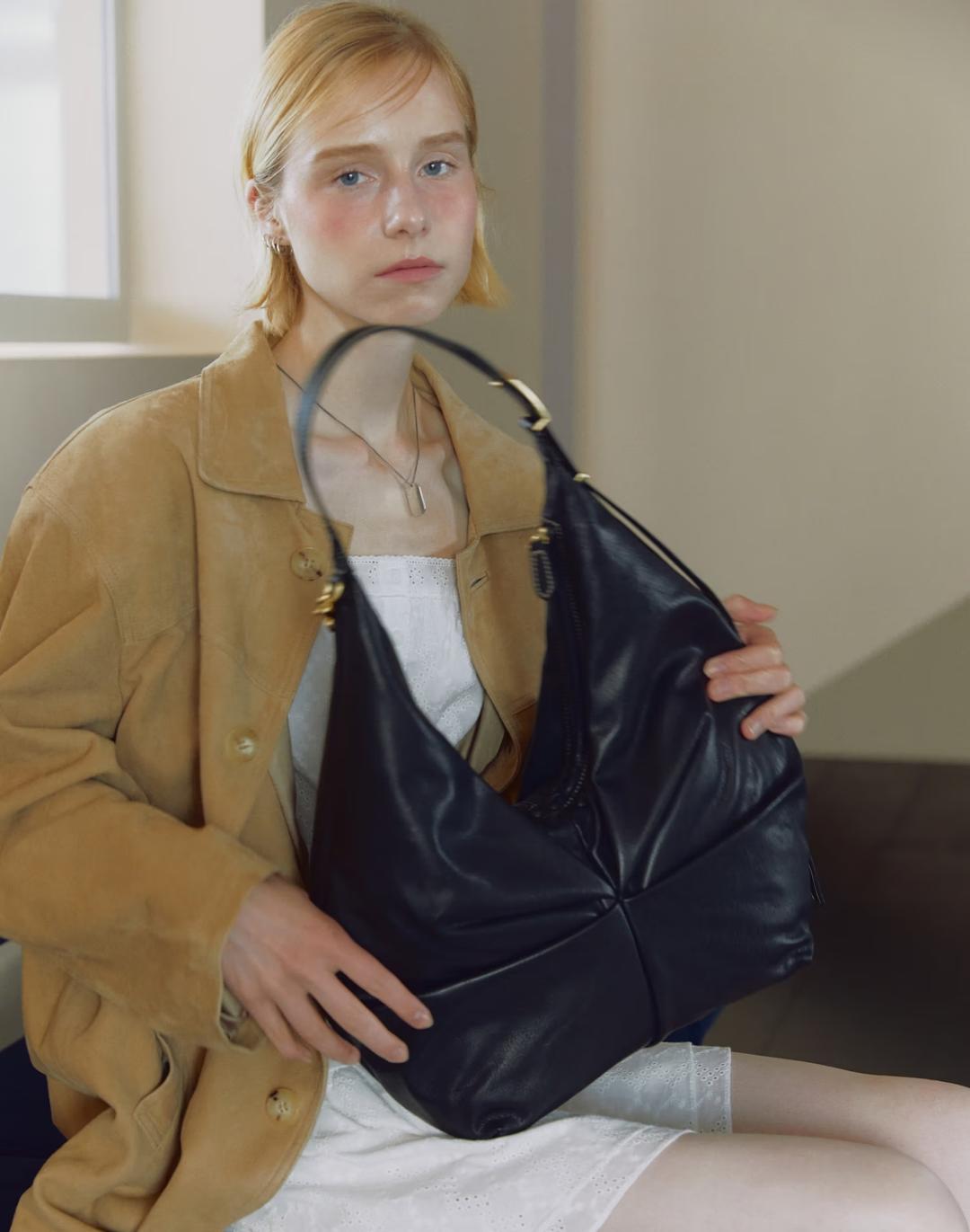 [스태프리뷰][보우백] 블랙 소프트 고트레더 셔링 숄더백 L