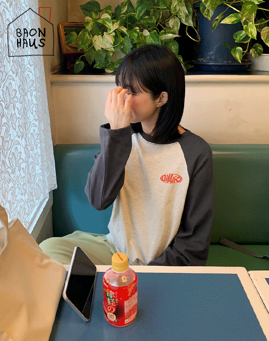 바온 [단독][3만장돌파][BAON] 폰치 프린팅 레글런 배색 긴팔 티 (2color)