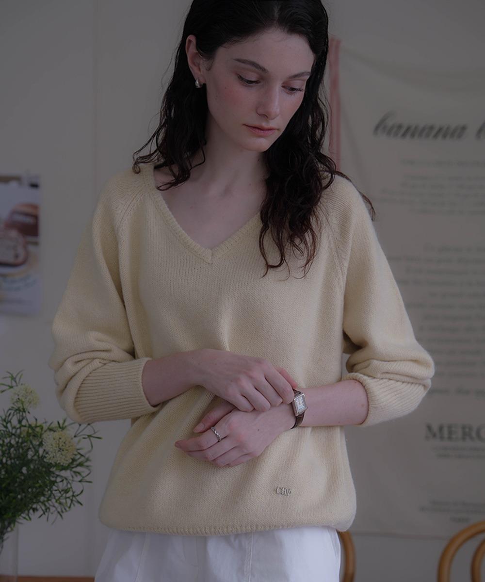 [12/22 예약발송] Classic V-neck Knit [Butter]