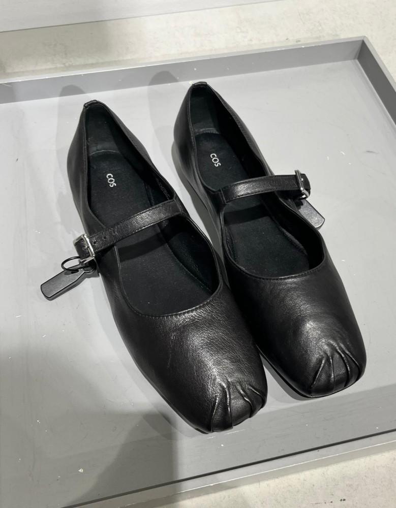 코스 COS 플랫 발레리나 플리츠 가죽 블랙