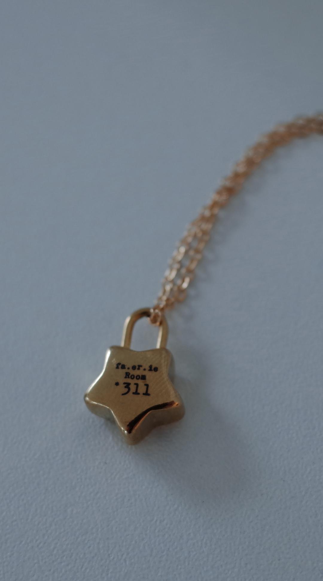 [fa.er.ie] room *311 star necklace
