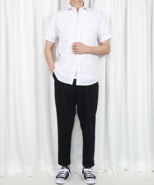 화이트 슬림핏 레이온 혼방 솔리드  반팔셔츠