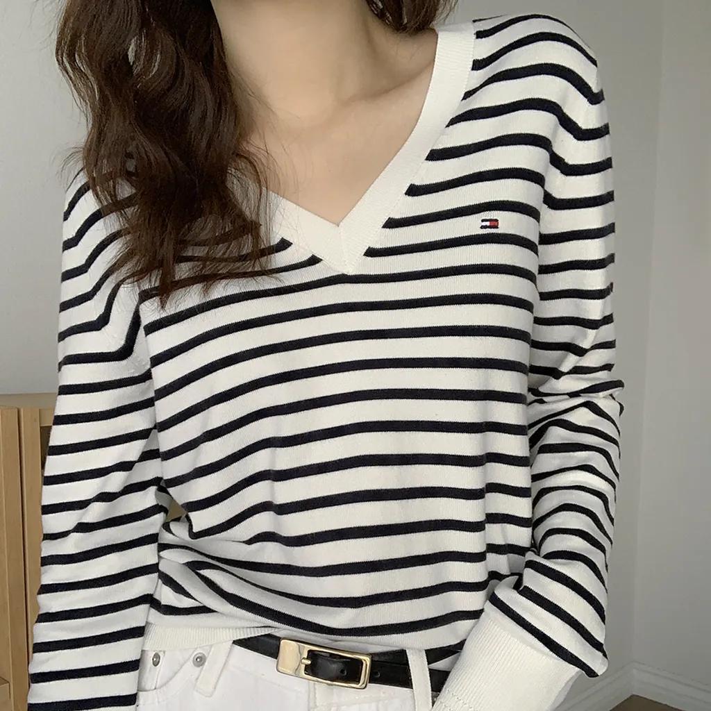 타미힐피거 여성 브이넥 미니플래그 화이트 컬러 스트라이프 니트
