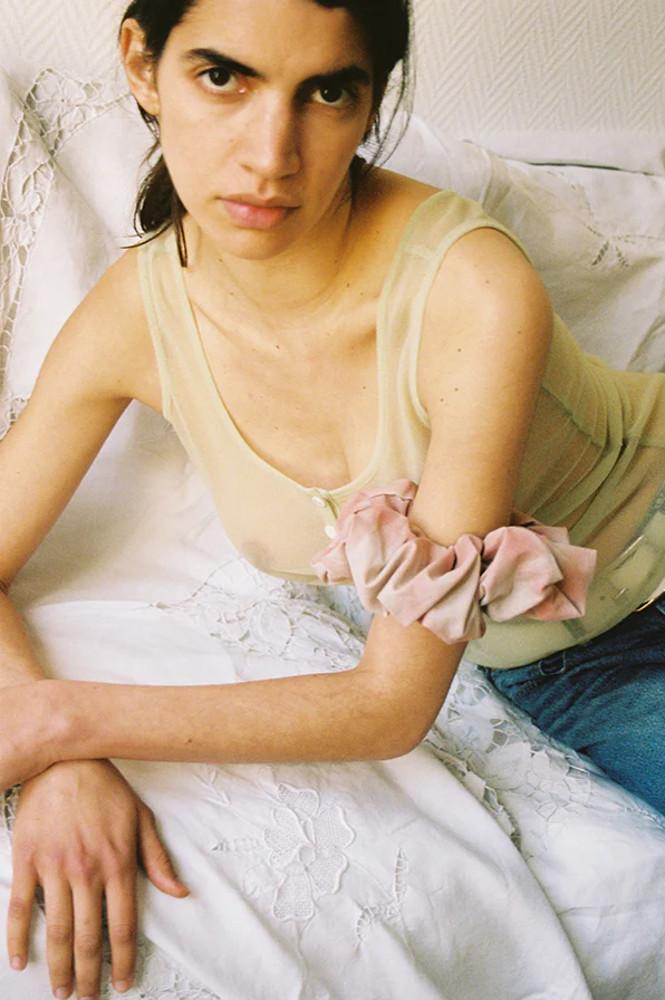 마리암 나시르 자데 MARYAM NASSIR ZADEH 카멜리아 스크런치 Camellia Scrunchie/ Blush Madras