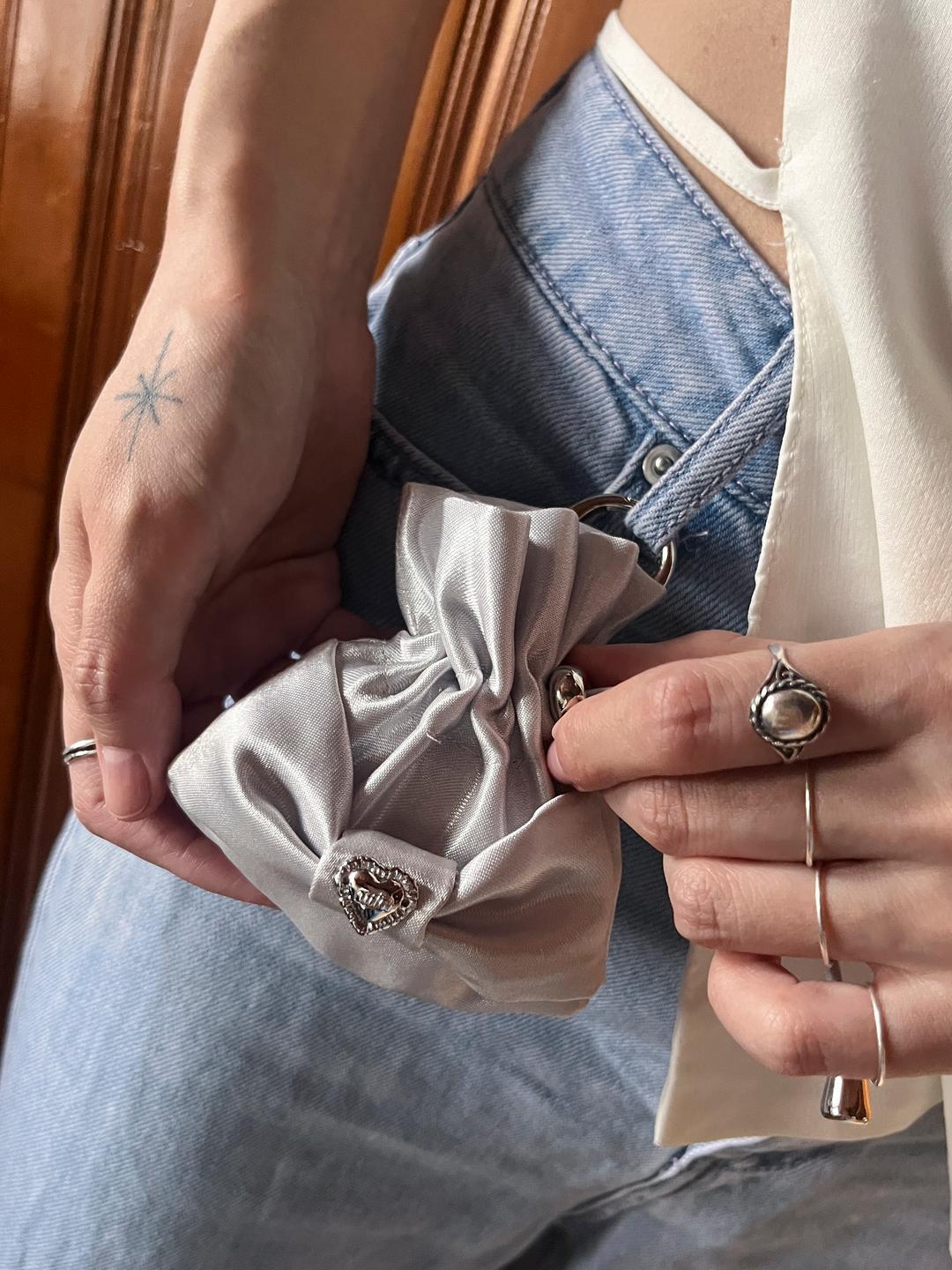 복福 airpod pouch key-ring (Silver)