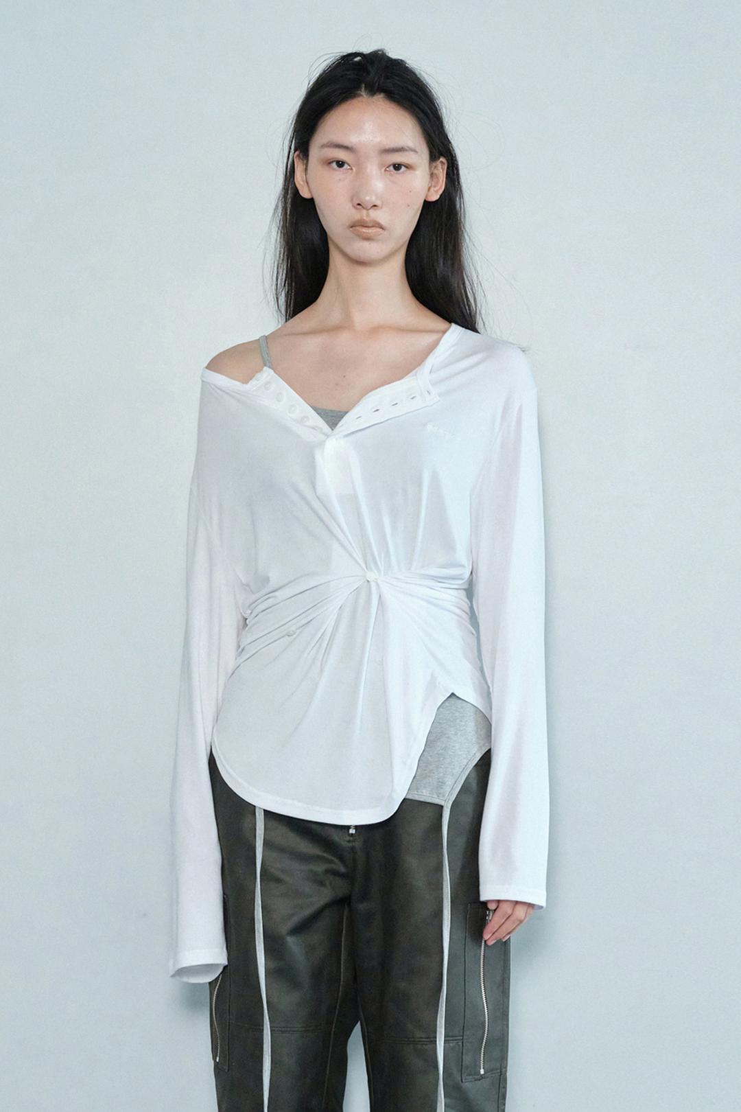 BUTTON HENLEY NECK TOP / WHITE