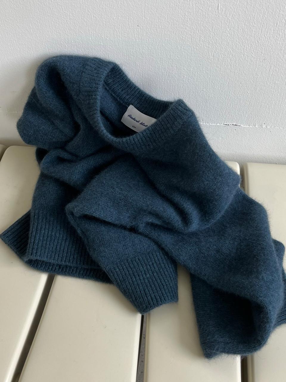 raccoon round knit - deep sea