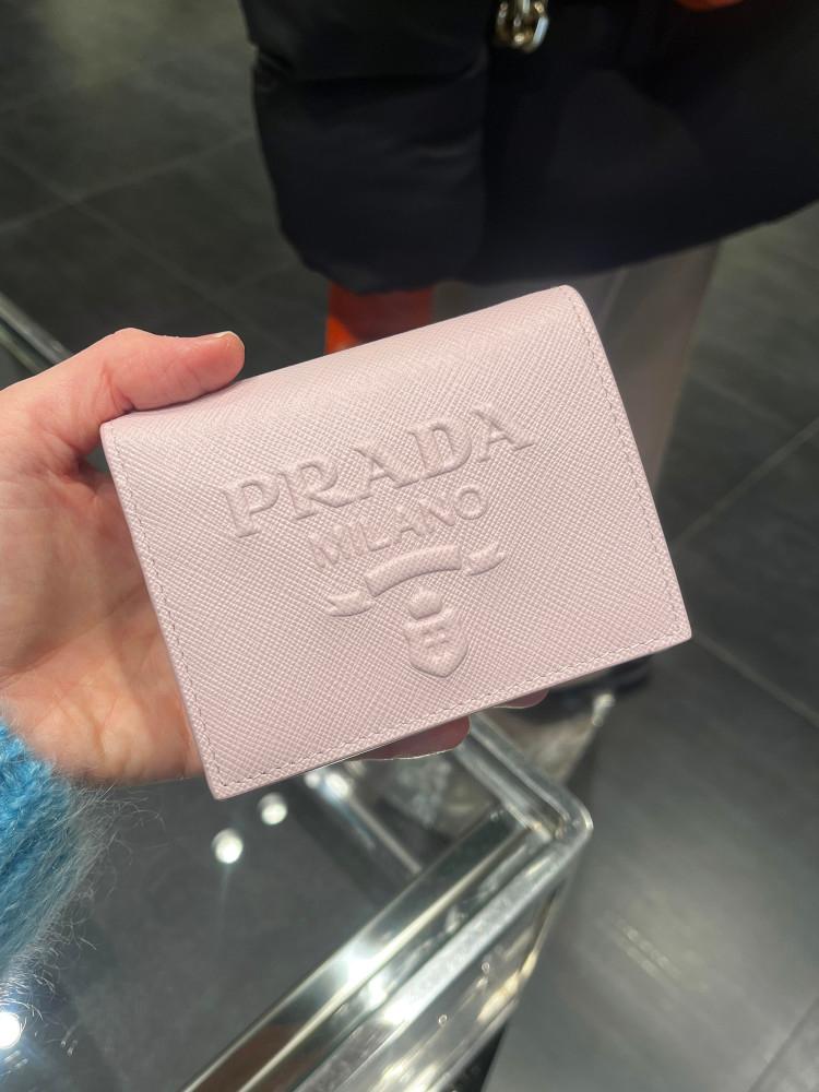 프라다 사피아노 엠보싱 로고 반지갑 1MV204 (영국아울렛)