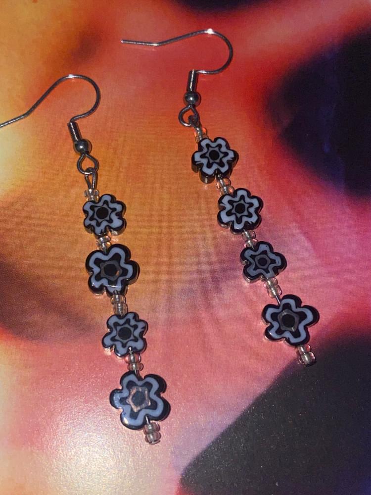 Black and white flower earring [darjeelingbird made]