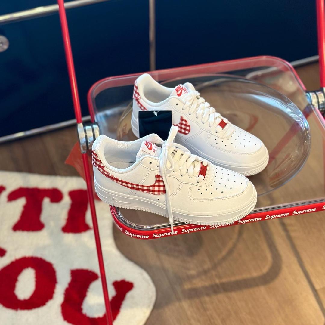 NIKE WMNS AIR FORCE 1 LOW ESS TREND GINGHAM PLAID MYSTIC RED