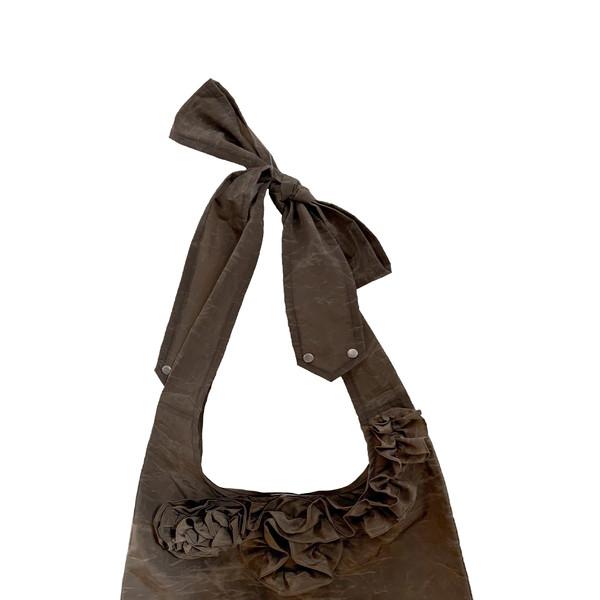 [4/28 예약발송 30% OFF] NYLON FLOWER HOBO CROSS BAG (MOCHA)