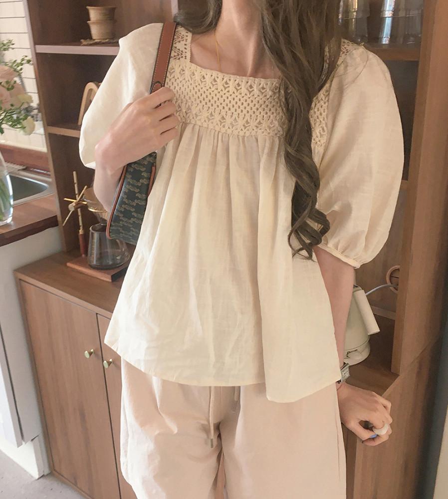 로버 펀칭 린넨 퍼프 스퀘어넥 블라우스(화이트,베이지)