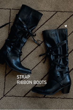 스트랩 리본 블랙 부츠