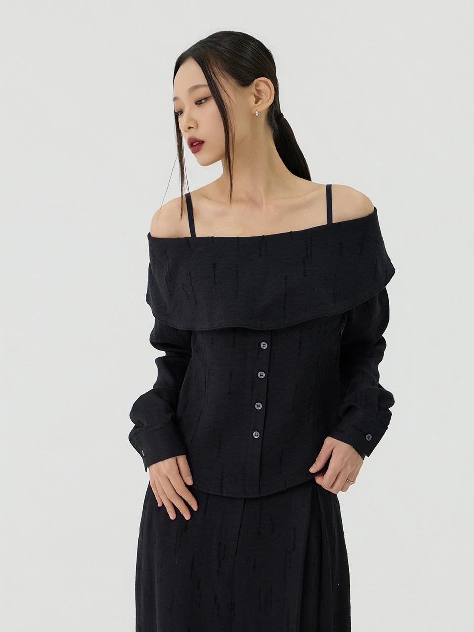 스크레치 케이프 오프숄더 벨티드 셔츠, 블랙