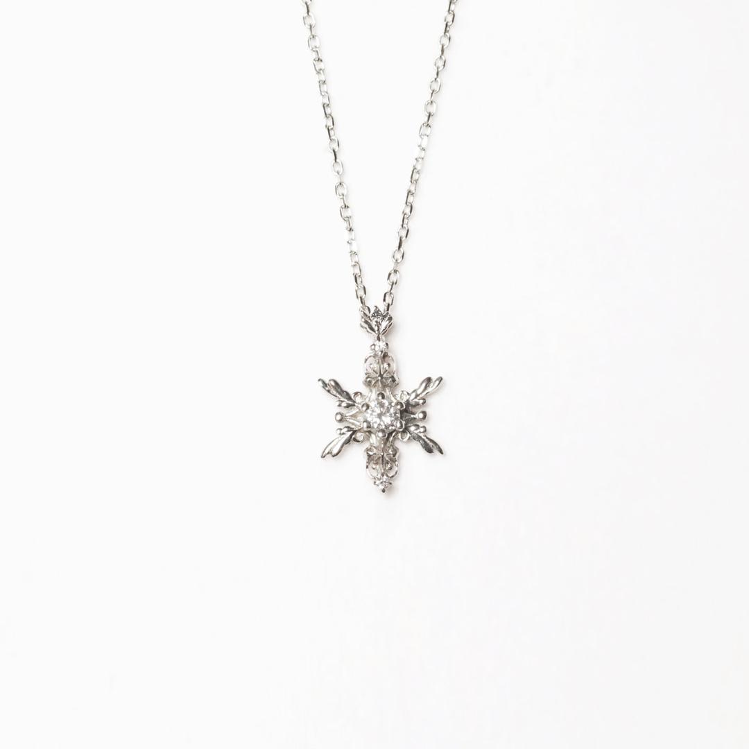 snowflake in winter necklace 01