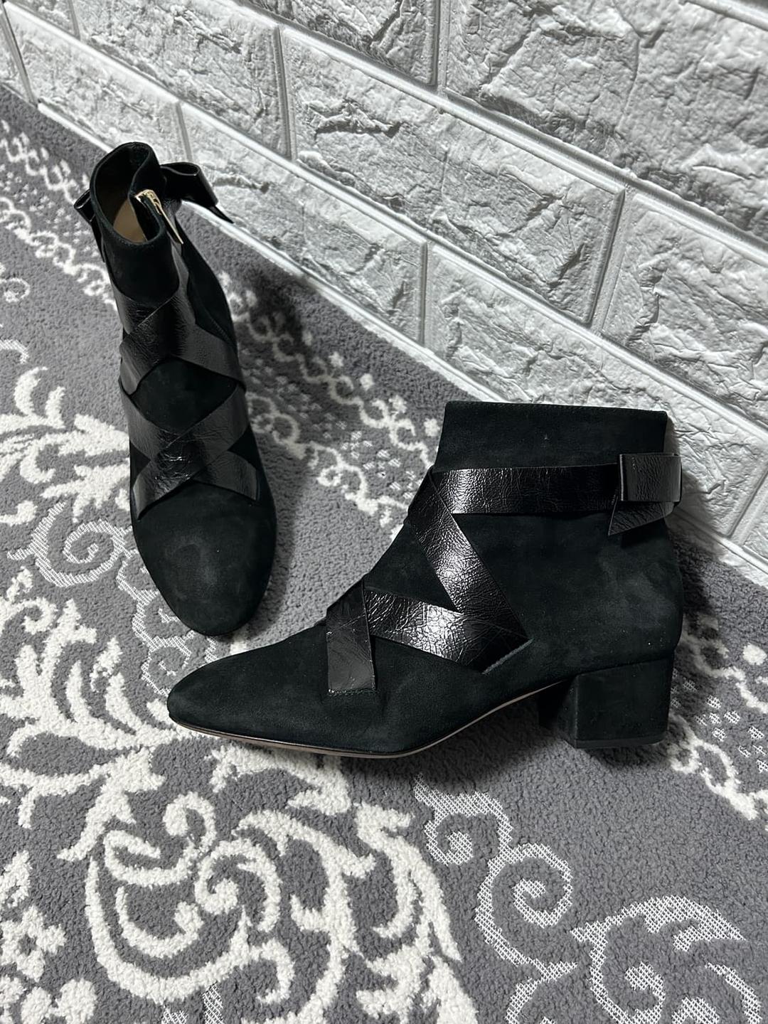 지미추 크랙 스트랩 스웨이드 앵클 부츠 | 후루츠패밀리