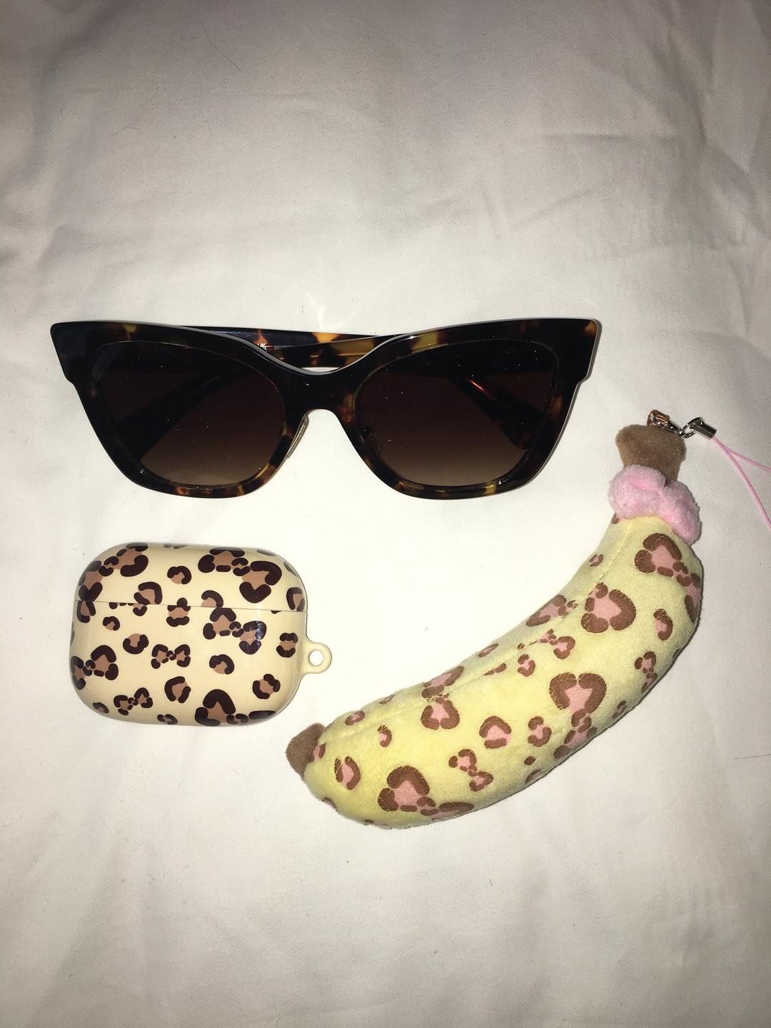 brown ribbon leopard airpod case