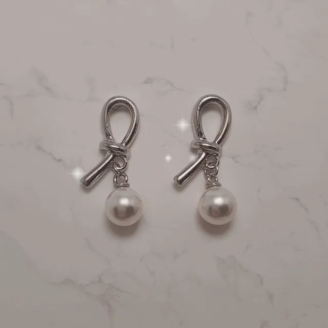 [아이브 장원영, 안유진 등 착용] Daily Silver Ribbon 리본 진주 귀걸이