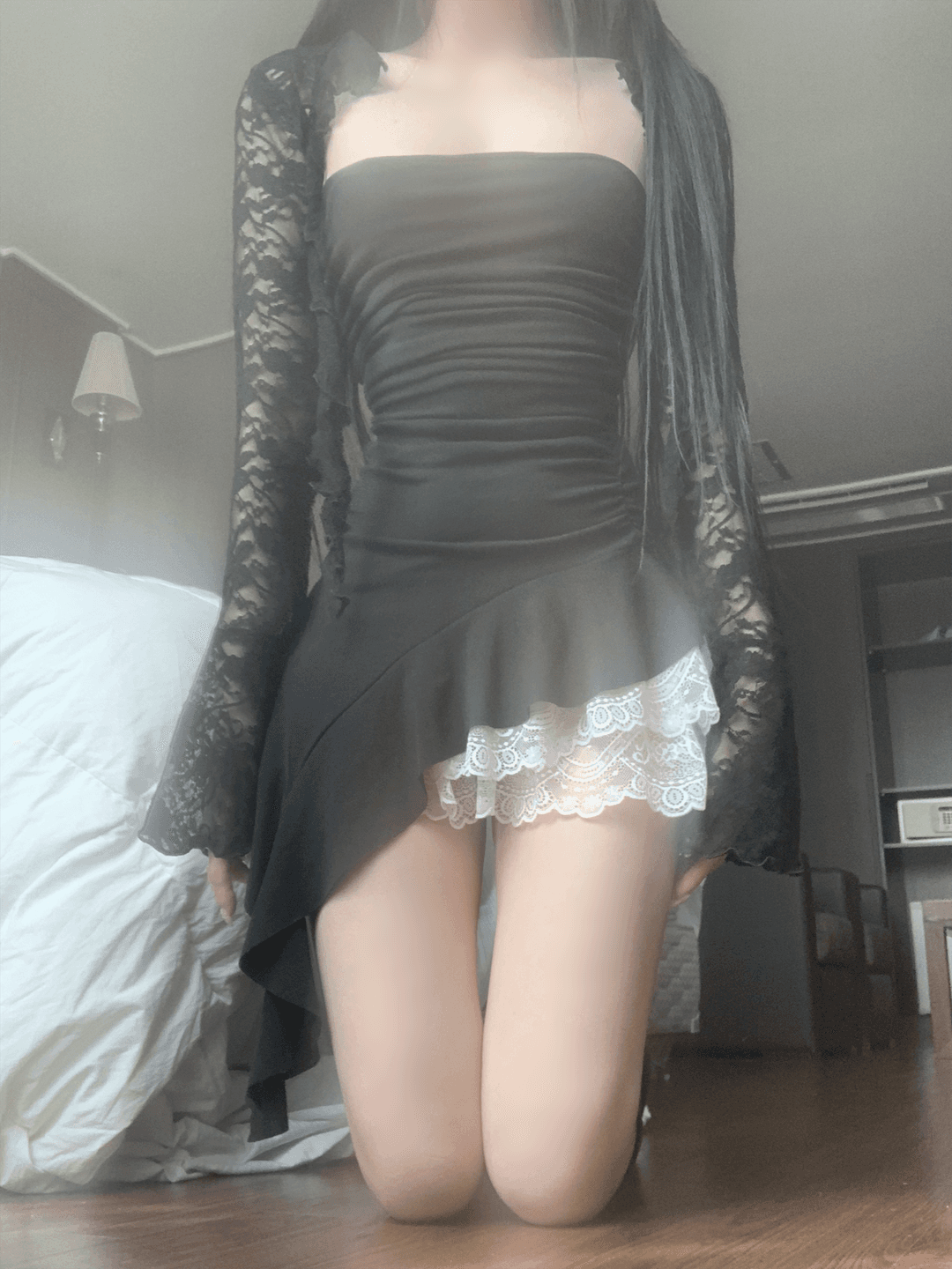 Roccoa Long Frill Top (black)