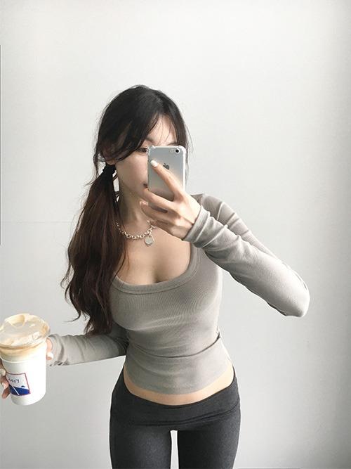 [pre-order] essential basic t, milky khaki
