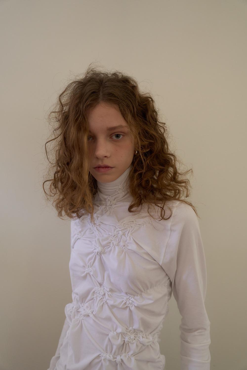 Wrinkly High-neck T-shirts / White