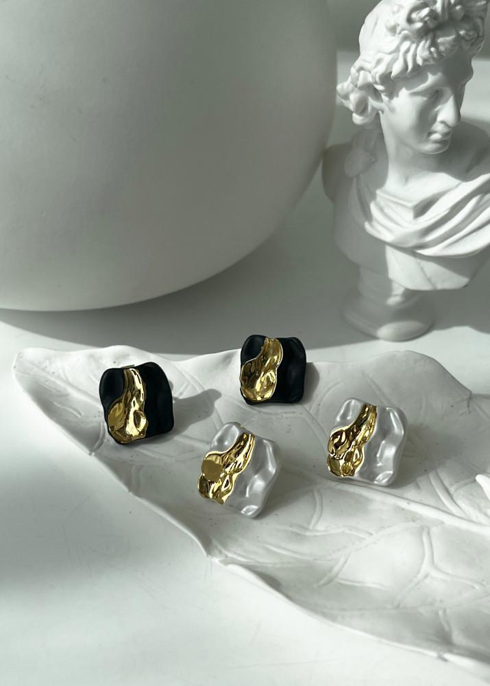 이본느 웨이브골드 스퀘어 스터드 귀걸이