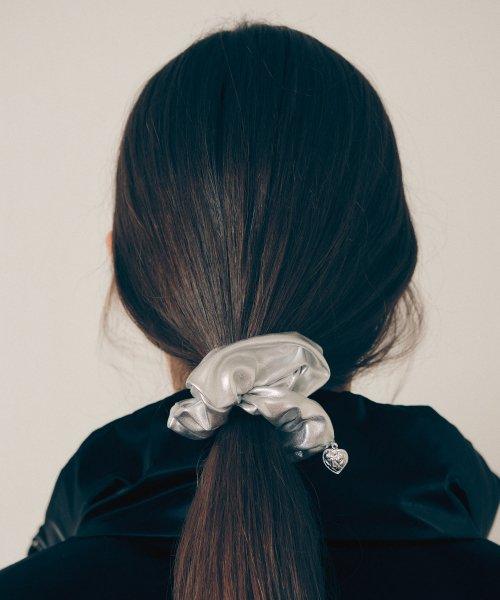 GLOW HEART LOGO SCRUNCHY SILVER