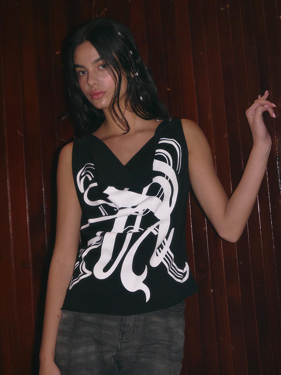 EMBLEM DRAPE TOP BLACK