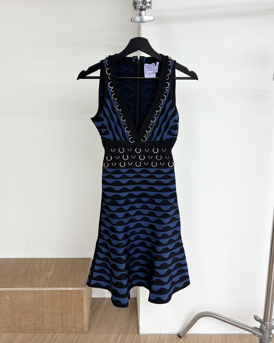 에르베 레제 블랙 블루 링 디테일 슬리브리스 드레스