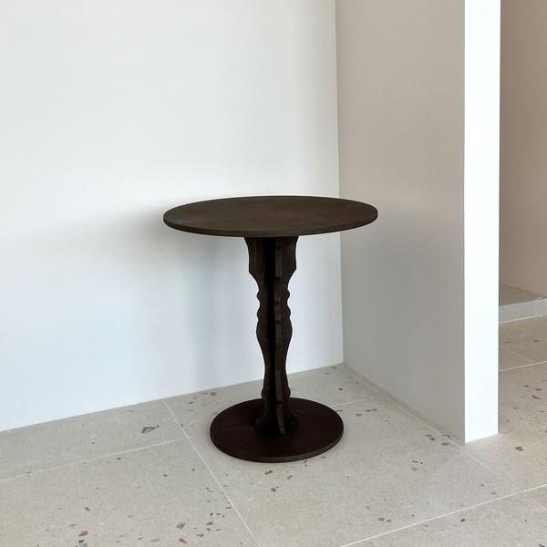 Candlestick Table (촛대 테이블)