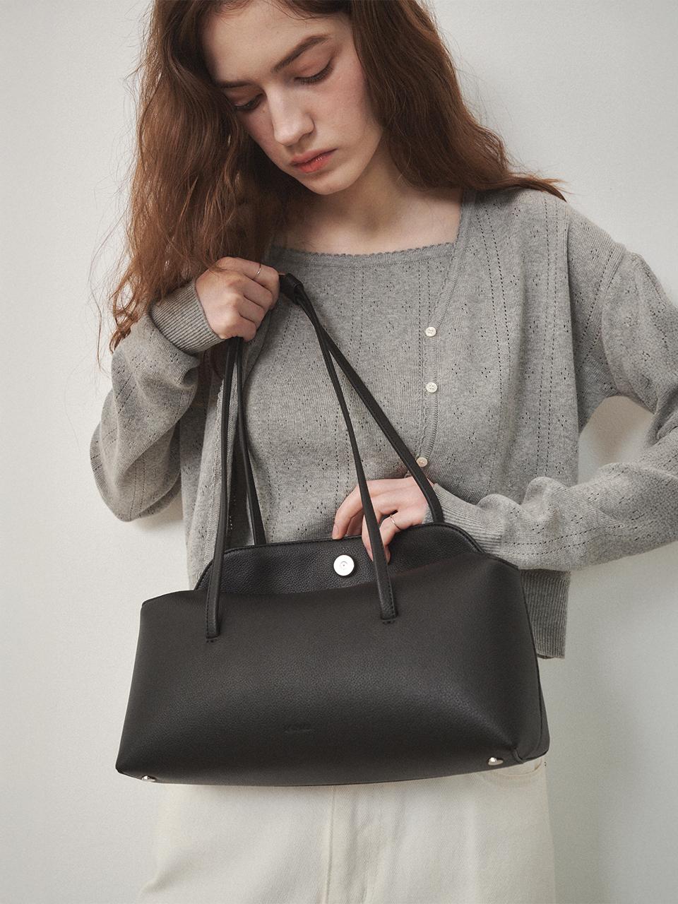 오스트카카 페블 플랩 숄더 블랙