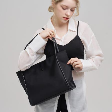 이런 상품 어때요? TRM 리사이클 나일론 트리밍 쇼퍼백 T23W 2color