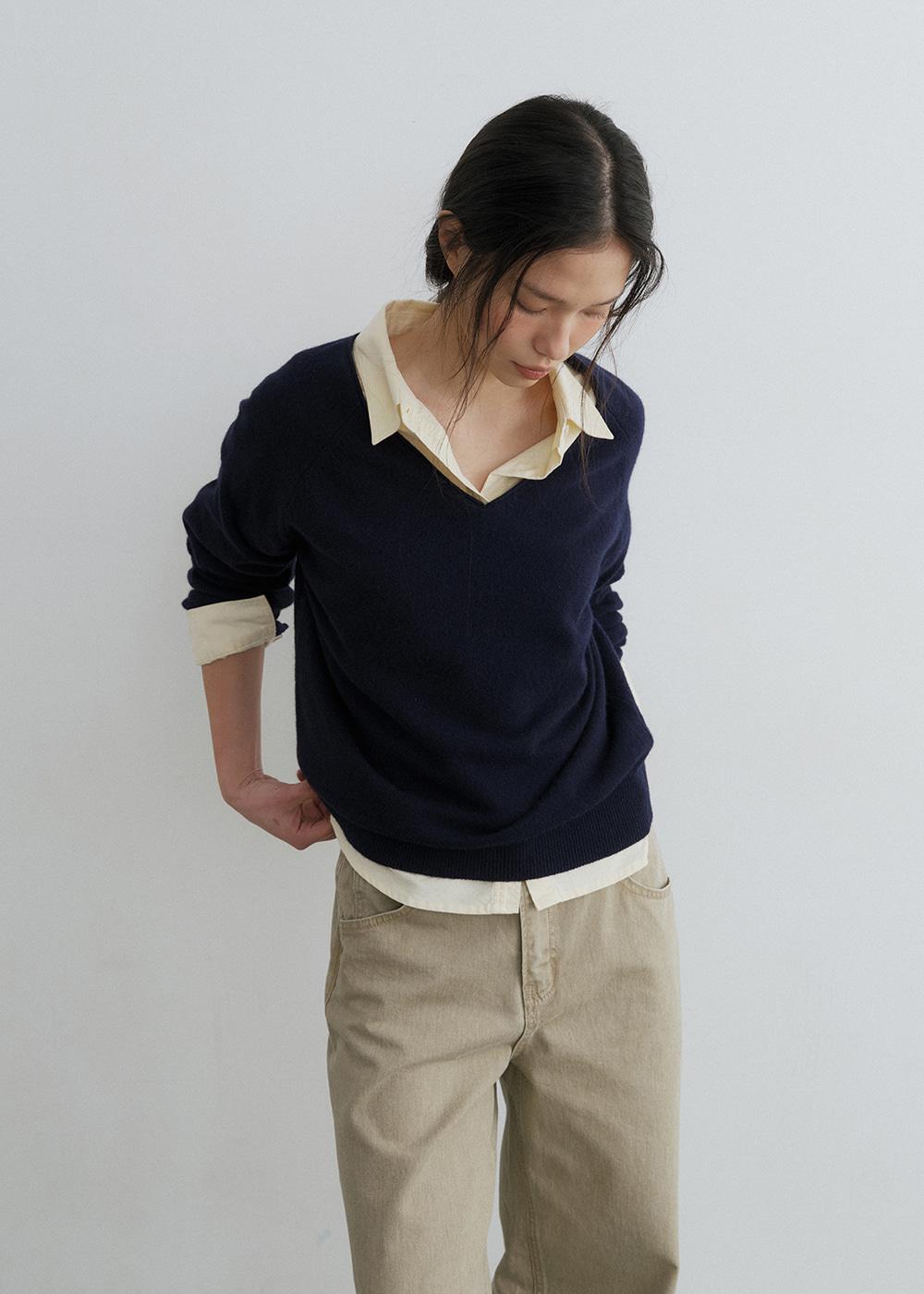 [2차/예약배송] Camel v-neck knit (navy)