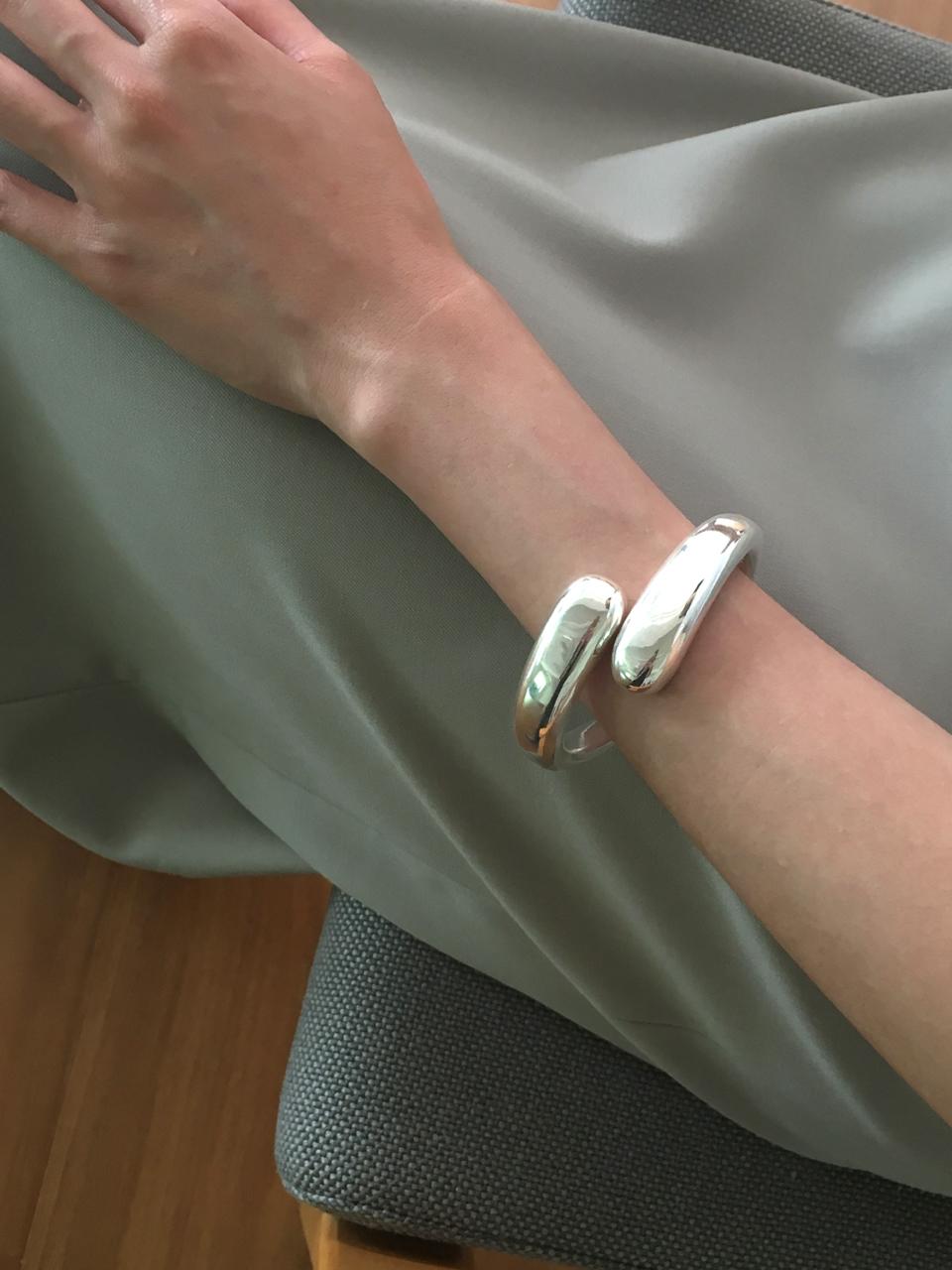 bolden curve bracelet
