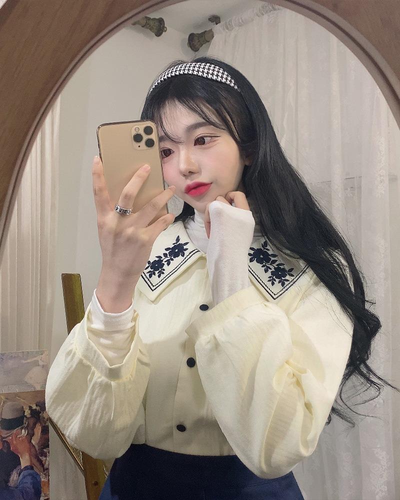 (✨주문폭주✨/ 만능블라우스🌸)클래식한 카라와 선명한 자수가 대비되어 영화속 분위기를 연출해주는 👧🏻작은아씨고전카라bl