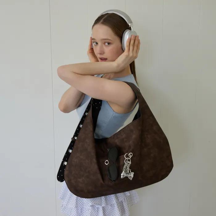 BUCKLE REVERSIBLE SHOULDER BAG_BROWN