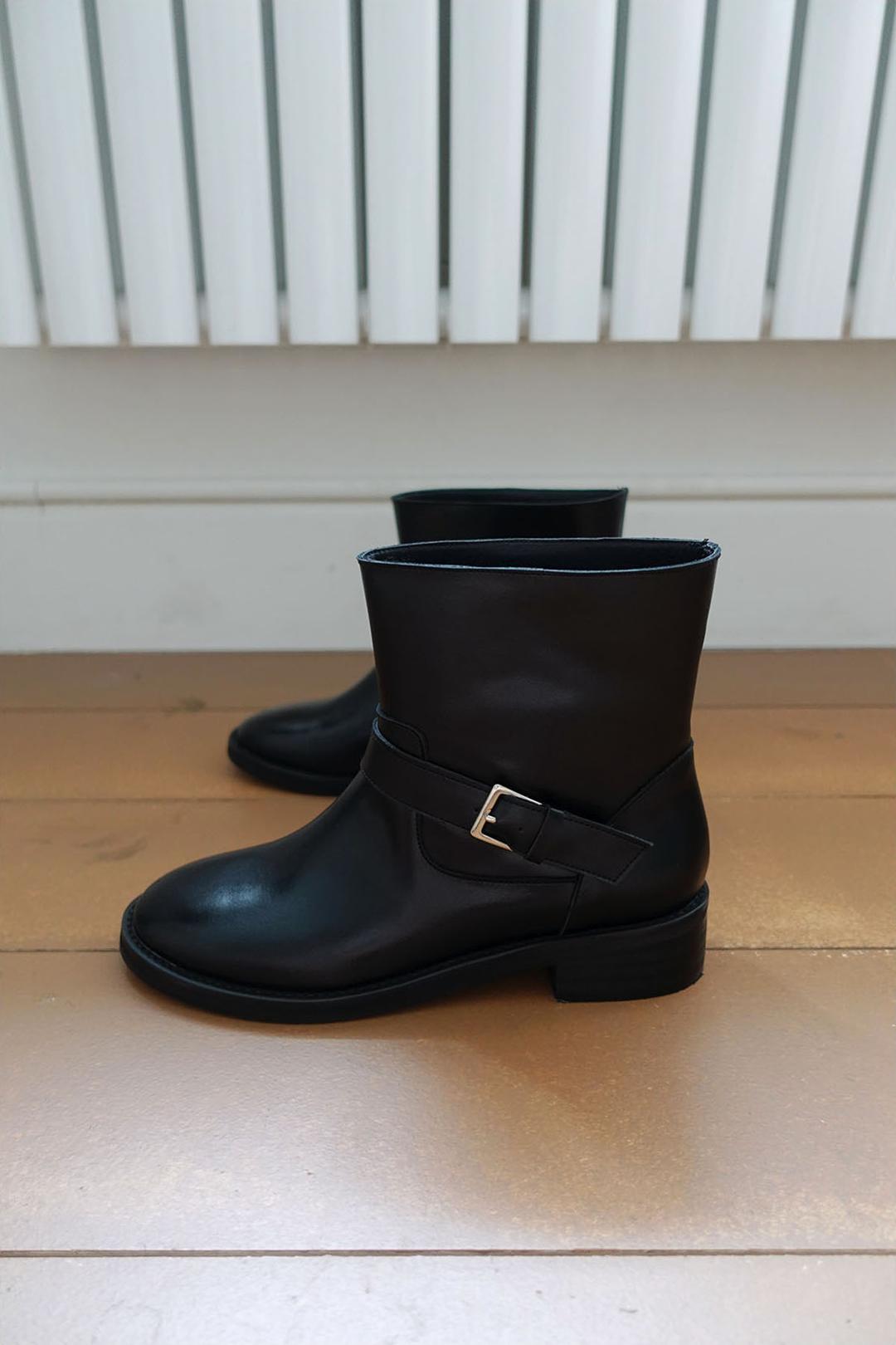Buckle short boots