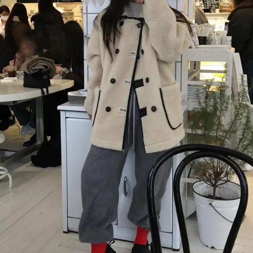 어바웃무드 리버시블무스탕