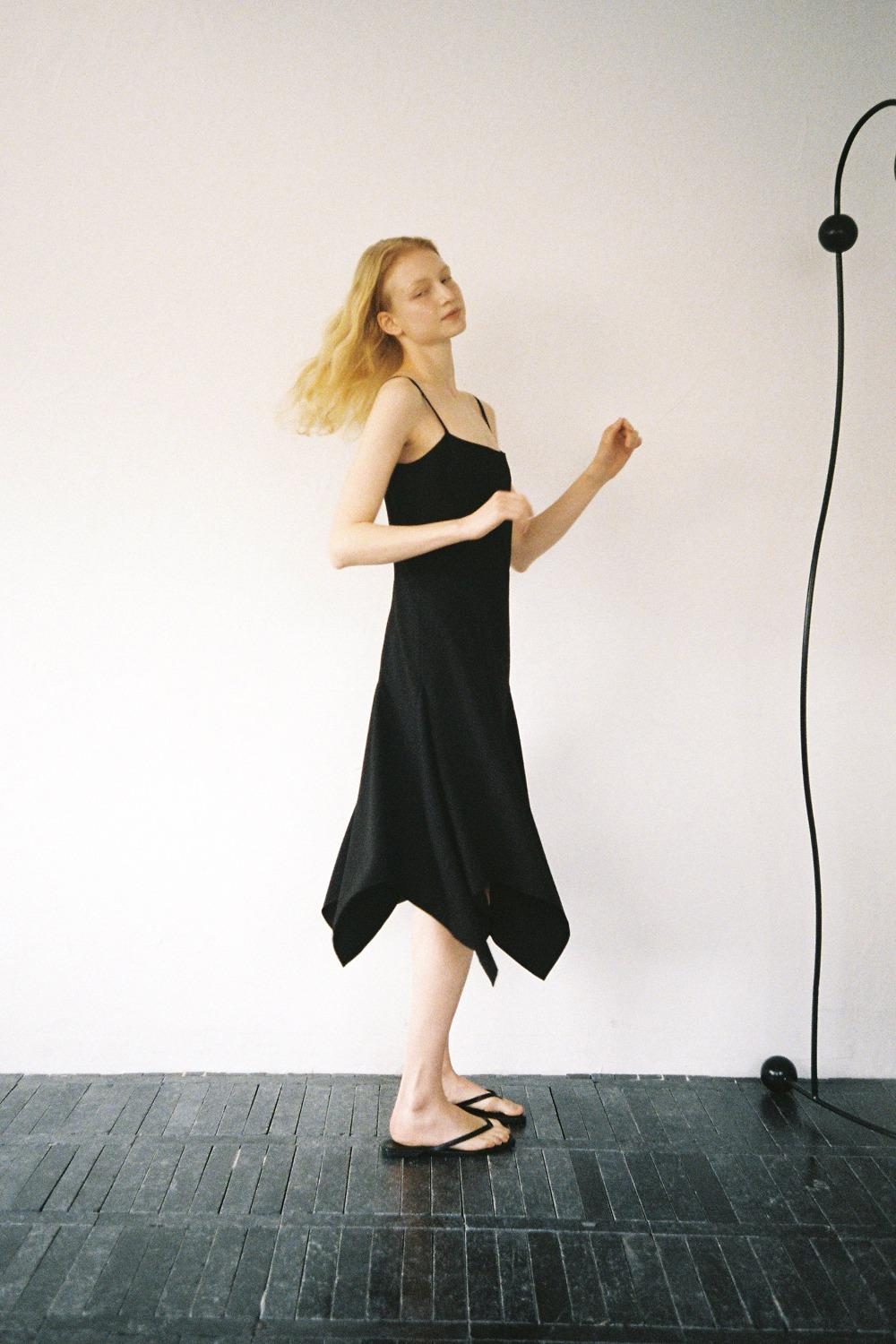 [4/10 순차배송] Paige Strap Dress (black)