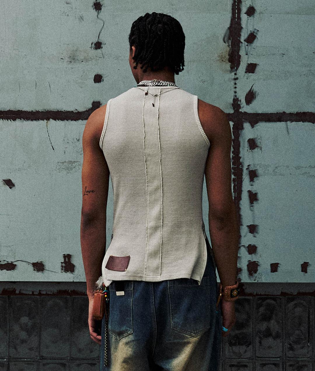 ZIP SLIM SLEEVELESS TOP