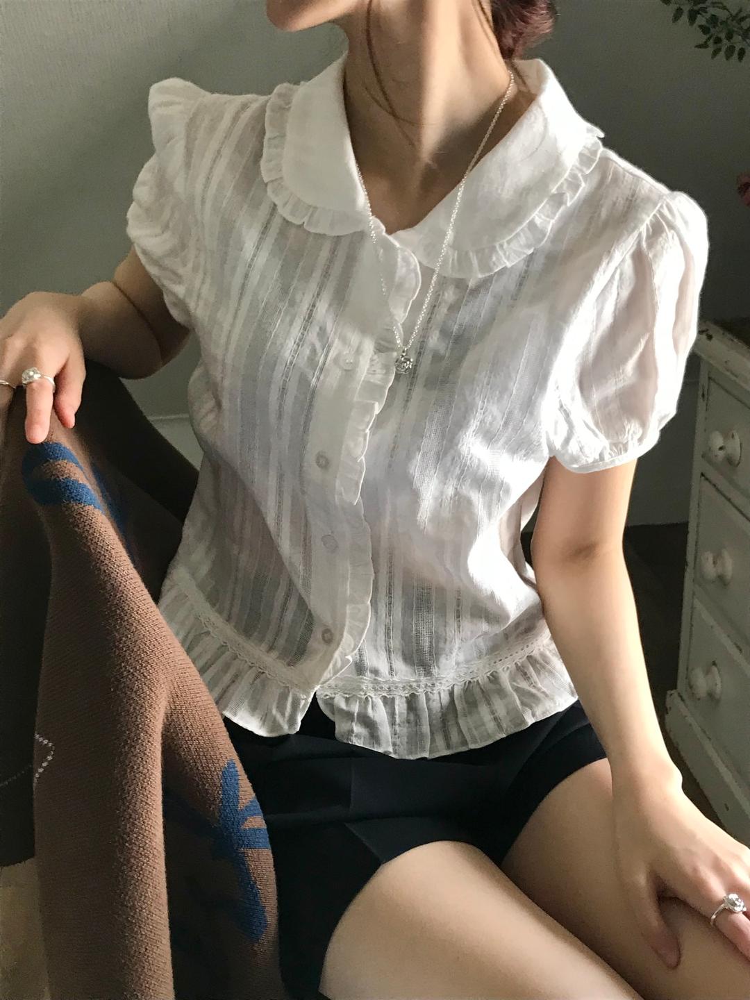 리브룸 [핀터레스트 무드💝] 에밀리 카라 퍼프 페플럼 블라우스