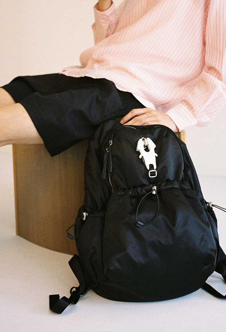 raven essential backpack / black