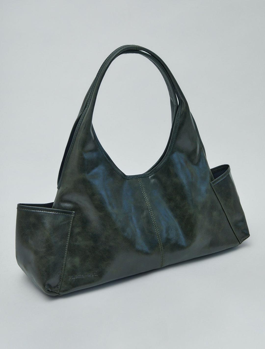 QUERIDA POCKETS-Khaki triangular-shaped shoulder bag. Fit for laptops