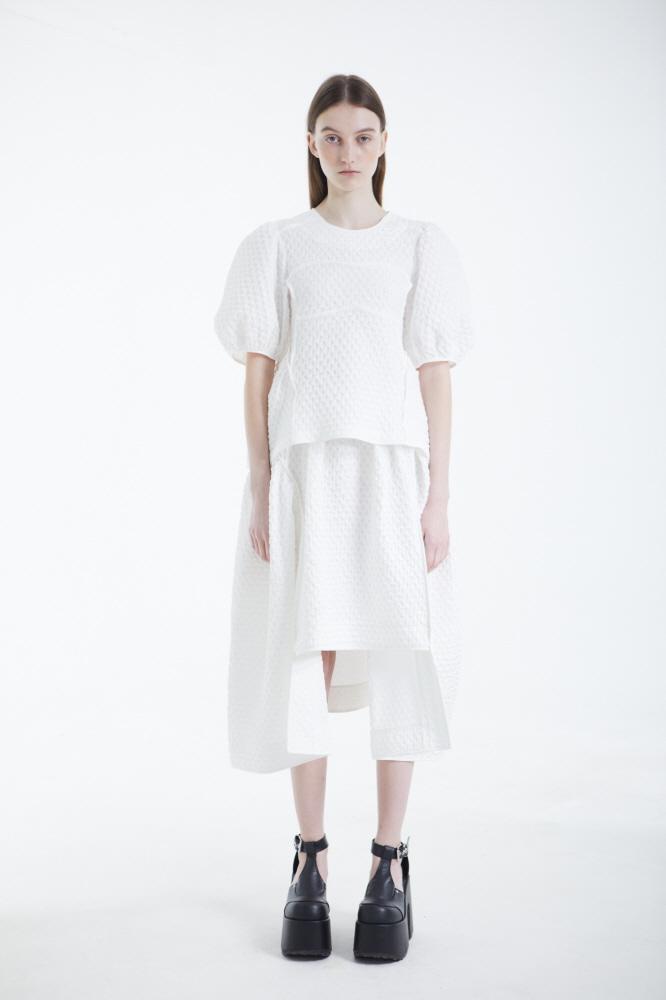 [RE-EDITION] 컷팅 라인 디테일 볼륨 화이트 스커트