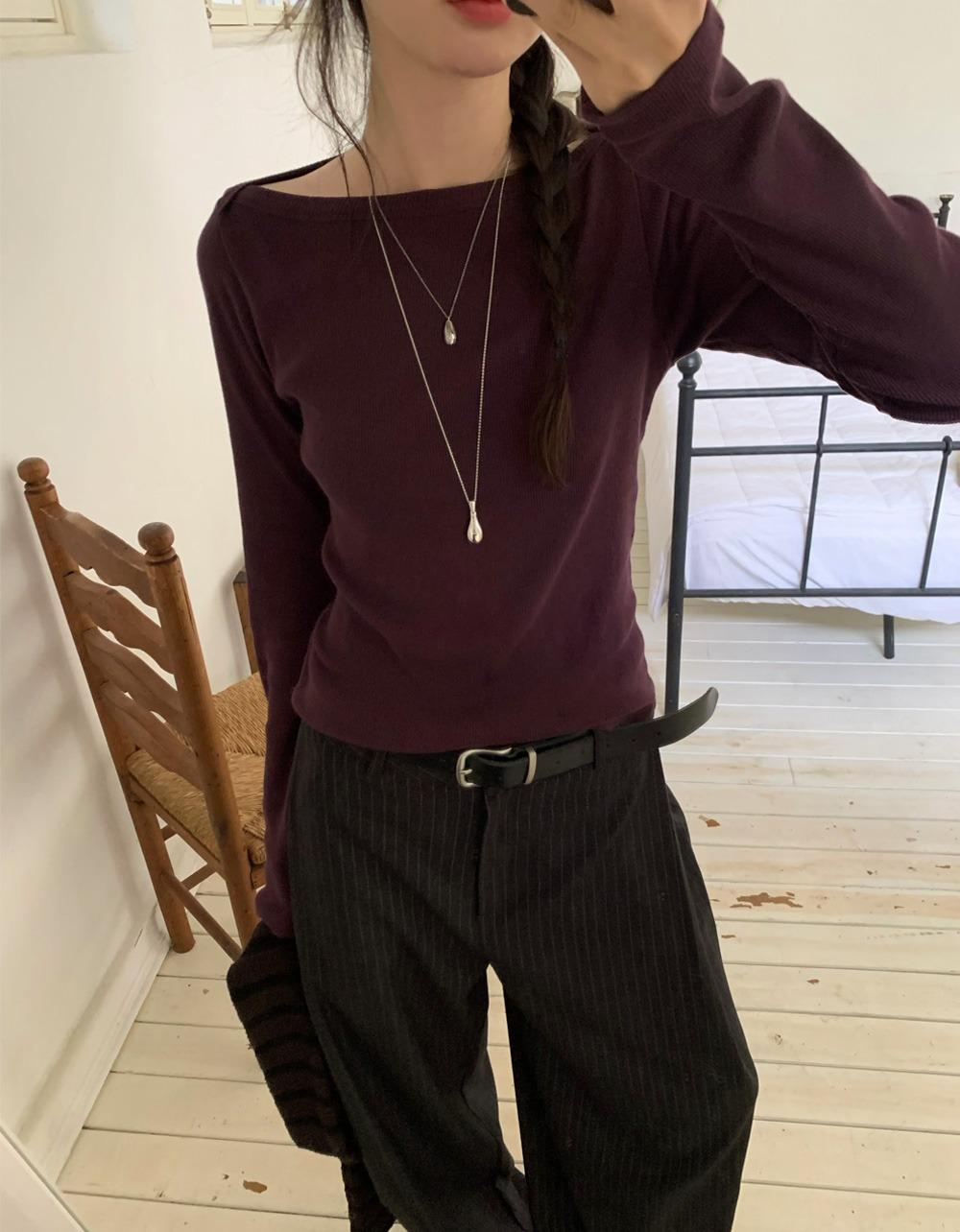 오브나인 플럼 보트넥 tee