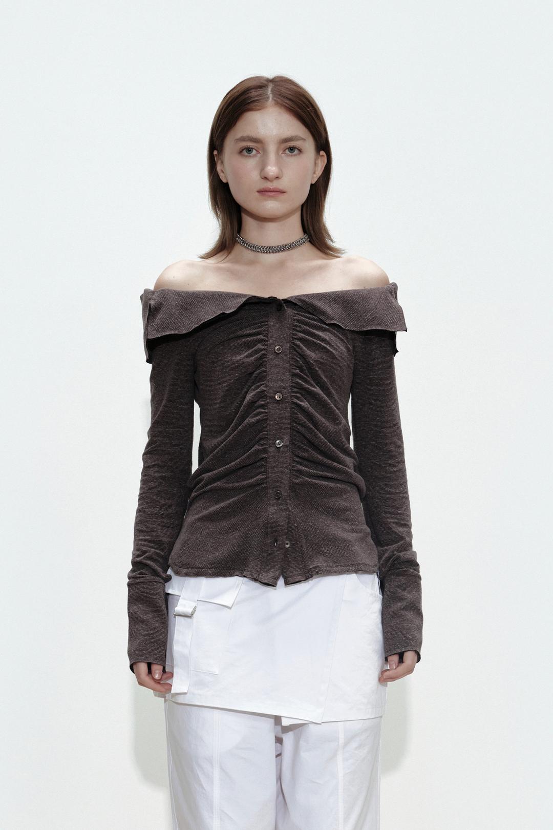 WRINKLE OFF SHOULDER TOP / BROWN