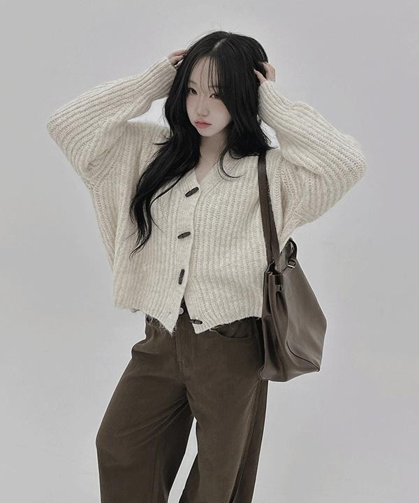 #13820 [울9%] 폭닥 떡볶이 토글 브이넥 도톰 니트 가디건 : 아이,차콜 2color