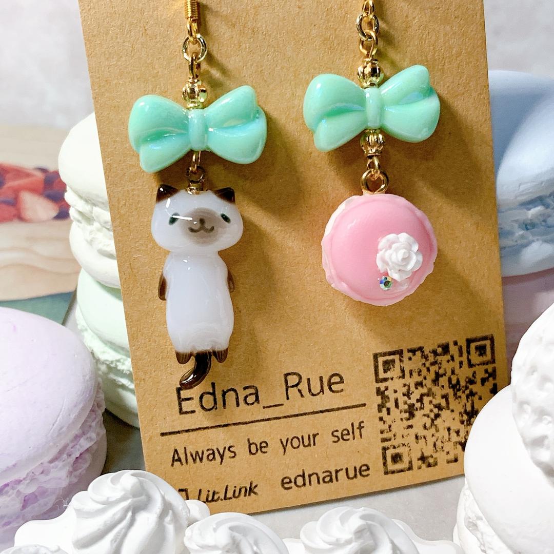 🐱ネムネム(眠)とマカロン🧁アシンメトリーピアス(イヤリング・ノンホール樹脂ピアス・チャームへの変更可)金属アレルギー対応有り レジン 猫 ねこ ネコ